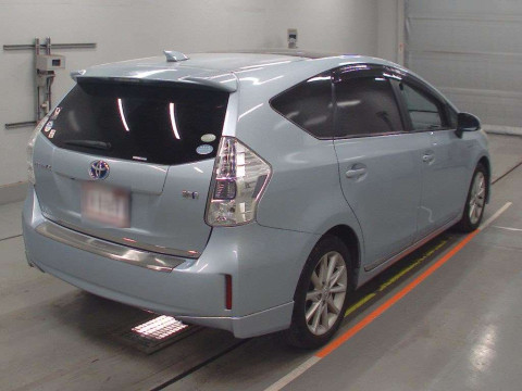 2011 Toyota Prius alpha ZVW40W[1]