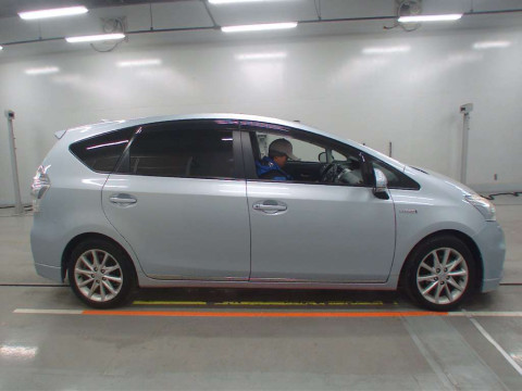 2011 Toyota Prius alpha ZVW40W[2]