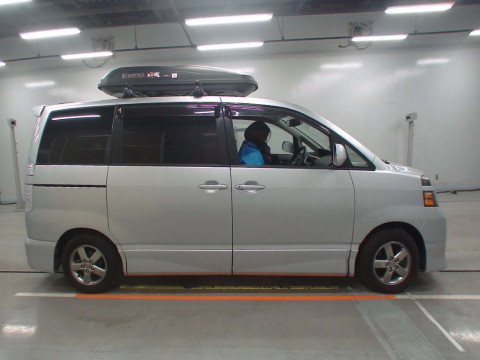 2006 Toyota Voxy AZR60G[2]