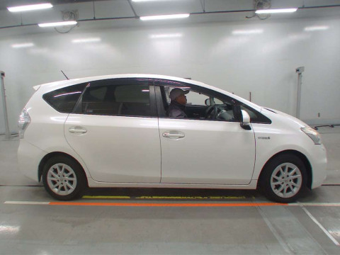 2012 Toyota Prius alpha ZVW40W[2]