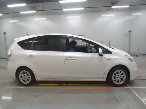 2013 Toyota Prius alpha ZVW41W[2]