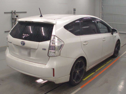 2014 Toyota Prius alpha ZVW41W[1]