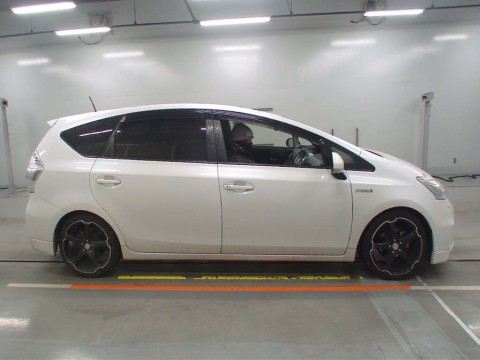 2014 Toyota Prius alpha ZVW41W[2]