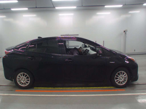 2016 Toyota Prius ZVW55[2]