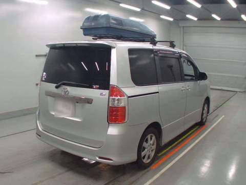 2007 Toyota Noah ZRR70W[1]