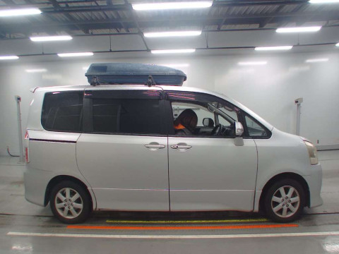 2007 Toyota Noah ZRR70W[2]