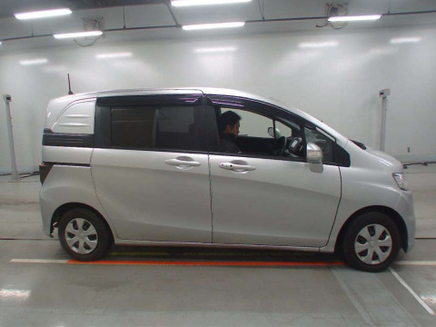 2012 Honda Freed Spike GB3[2]