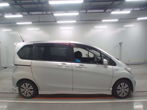 2013 Honda Freed hybrid GP3[2]