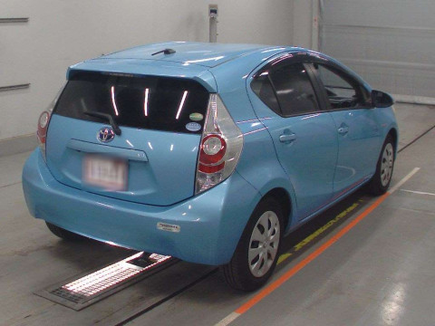 2013 Toyota Aqua NHP10[1]