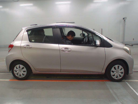 2012 Toyota Vitz KSP130[2]