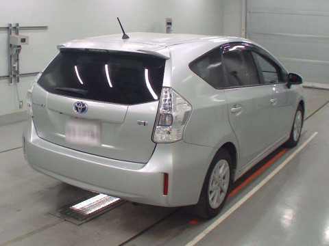 2013 Toyota Prius alpha ZVW40W[1]