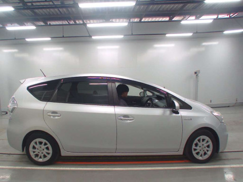 2013 Toyota Prius alpha ZVW40W[2]