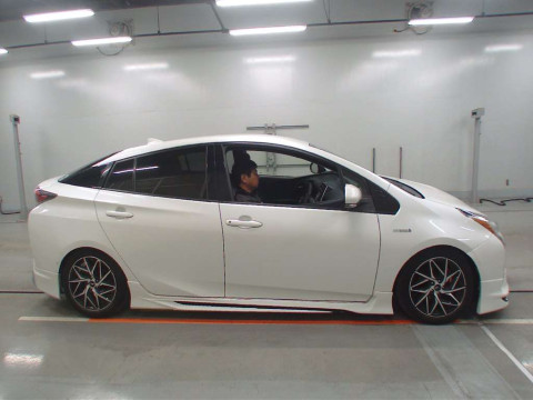 2016 Toyota Prius ZVW50[2]