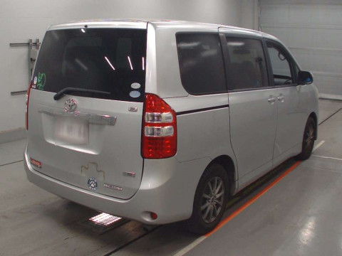 2011 Toyota Noah ZRR70G[1]