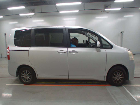 2011 Toyota Noah ZRR70G[2]