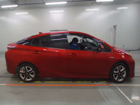 2016 Toyota Prius ZVW51[2]