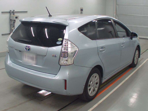 2012 Toyota Prius alpha ZVW41W[1]