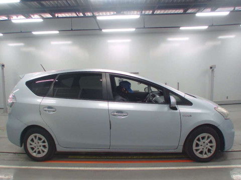 2012 Toyota Prius alpha ZVW41W[2]