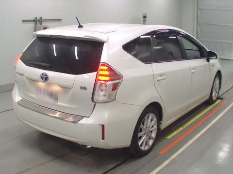 2015 Toyota Prius alpha ZVW41W[1]