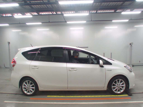 2015 Toyota Prius alpha ZVW41W[2]