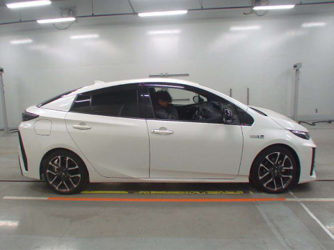 2020 Toyota Prius PHV ZVW52[2]