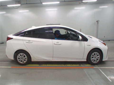 2019 Toyota Prius ZVW51[2]