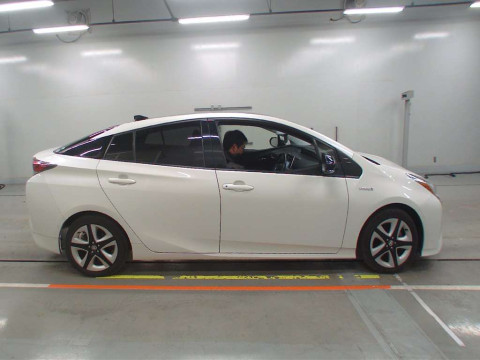 2018 Toyota Prius ZVW50[2]