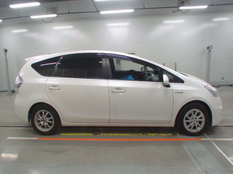 2013 Toyota Prius alpha ZVW40W[2]