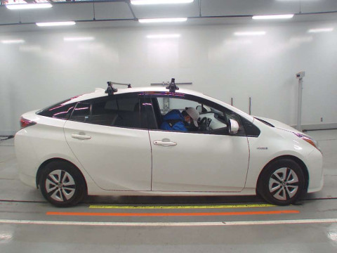 2017 Toyota Prius ZVW51[2]