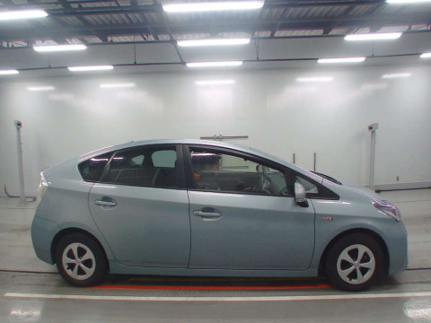 2015 Toyota Prius ZVW30[2]