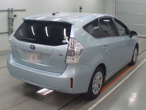 2013 Toyota Prius alpha ZVW40W[1]