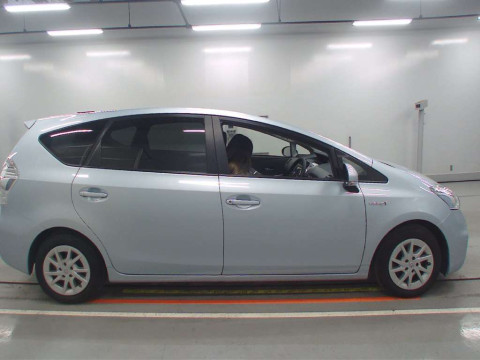 2013 Toyota Prius alpha ZVW40W[2]