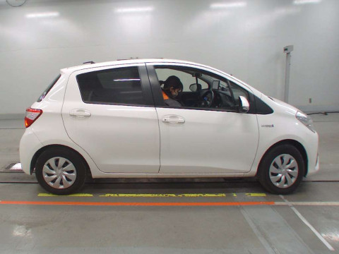 2017 Toyota Vitz NHP130[2]