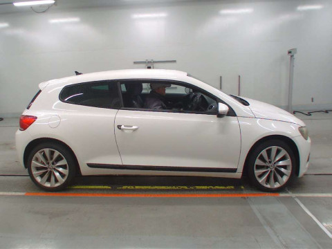 2009 Volkswagen Scirocco 13CAW[2]