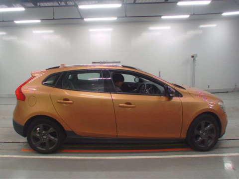 2013 Volvo V40 MB5204T[2]