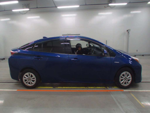 2017 Toyota Prius ZVW50[2]