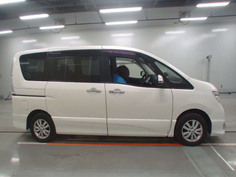 2014 Nissan Serena FNC26[2]