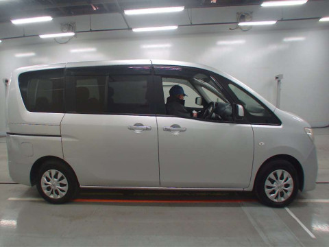 2012 Nissan Serena C26[2]