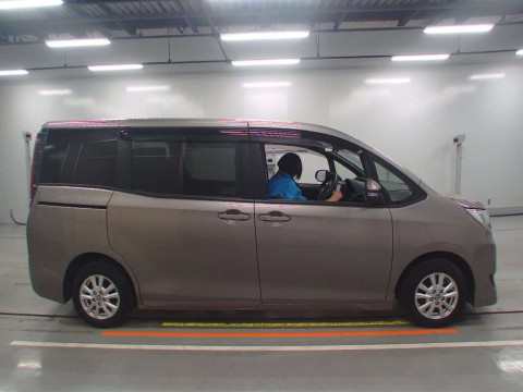 2021 Toyota Noah ZWR80G[2]