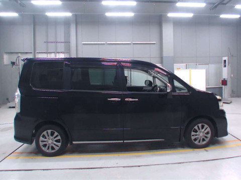 2012 Toyota Voxy ZRR70W[2]