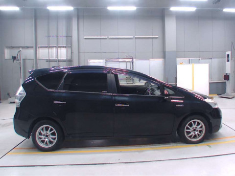 2014 Toyota Prius alpha ZVW41W[2]