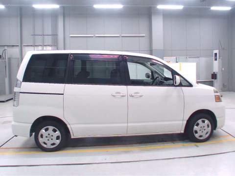 2005 Toyota Voxy AZR60G[2]