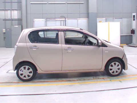 2015 Toyota Pixis Epoch LA300A[2]