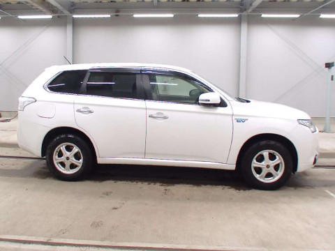 2014 Mitsubishi Outlander PHEV GG2W[2]