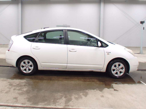 2005 Toyota Prius NHW20[2]