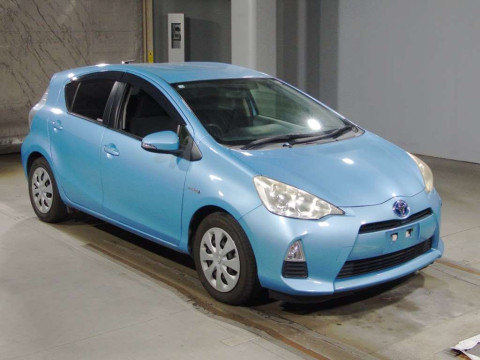 2012 Toyota Aqua NHP10[2]