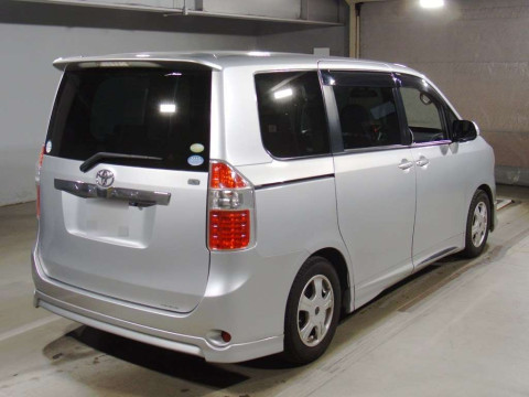 2007 Toyota Noah ZRR70G[1]