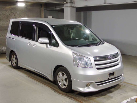 2007 Toyota Noah ZRR70G[2]