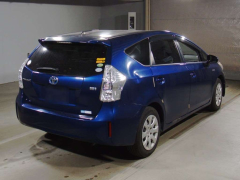 2013 Toyota Prius alpha ZVW41W[1]