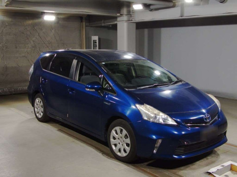 2013 Toyota Prius alpha ZVW41W[2]